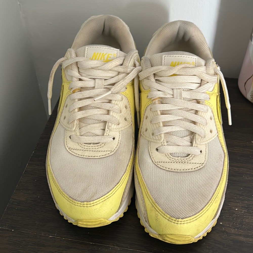 Size women’s 9 Nike Air max 90 SE ‘Princess Charming’ Sneaker | white |